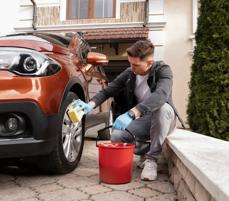 Lavage auto à domicile Mignerette : professionnel intervenant sur un véhicule